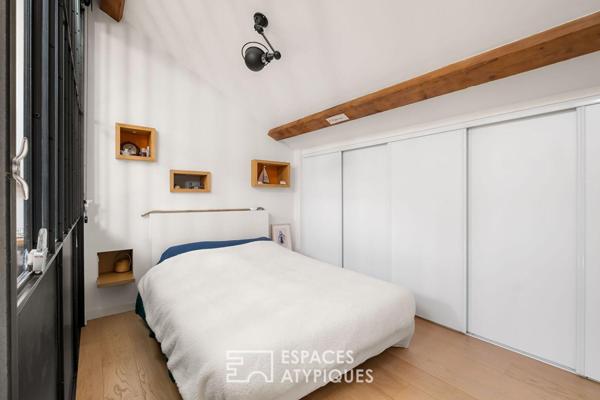 Appartement rénové en dernier étage avec ascenseur dans un immeuble cossu