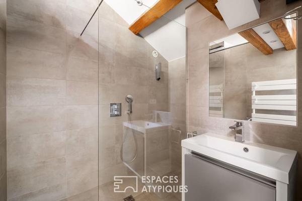 Appartement rénové en dernier étage avec ascenseur dans un immeuble cossu