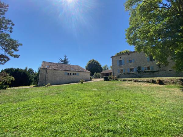 Montaigu-de-Quercy (82150) MONTAIGU DE QUERCY. Ensemble en pierre avec piscine, 13 hectares, jolie vues Tarn et Garonne
