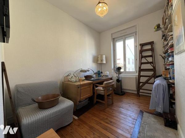 SAINT BRICE COURCELLES - Maison de ville d'environ 94m² avec cour.  