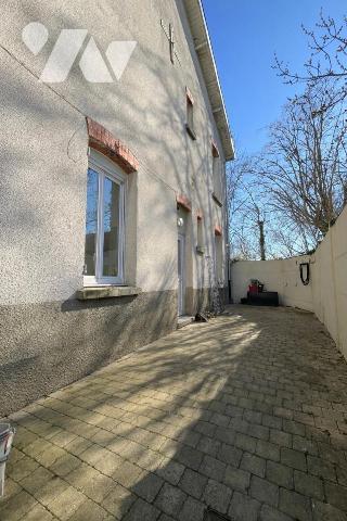 SAINT BRICE COURCELLES - Maison de ville d'environ 94m² avec cour.  