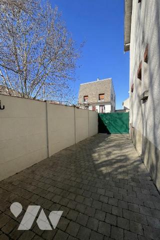 SAINT BRICE COURCELLES - Maison de ville d'environ 94m² avec cour.  