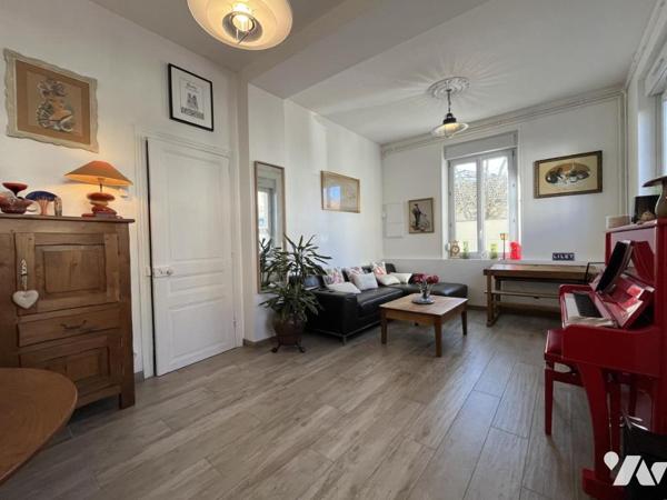 SAINT BRICE COURCELLES - Maison de ville d'environ 94m² avec cour.  