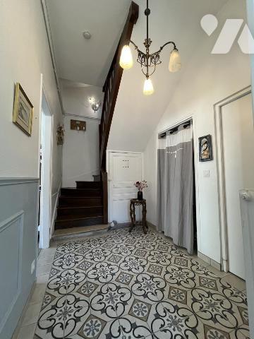 SAINT BRICE COURCELLES - Maison de ville d'environ 94m² avec cour.  