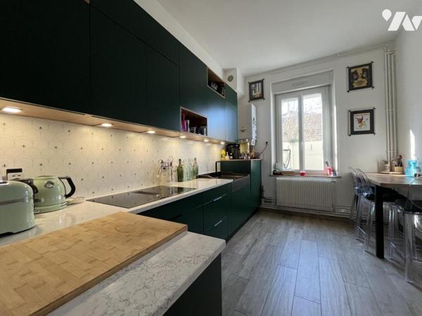 SAINT BRICE COURCELLES - Maison de ville d'environ 94m² avec cour.  