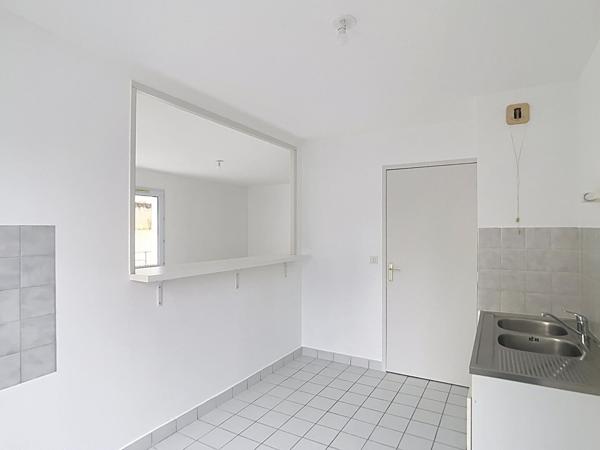 A vendre Angers Ouest Belle beille Patton, appartement type 3, 2 chambres, chauffage individuel, place de parking privative. 1 minute à pieds de l'arrêt de tramway Elysée.