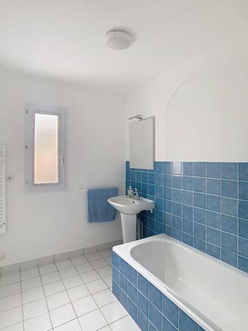 A vendre Angers Ouest Belle beille Patton, appartement type 3, 2 chambres, chauffage individuel, place de parking privative. 1 minute à pieds de l'arrêt de tramway Elysée.