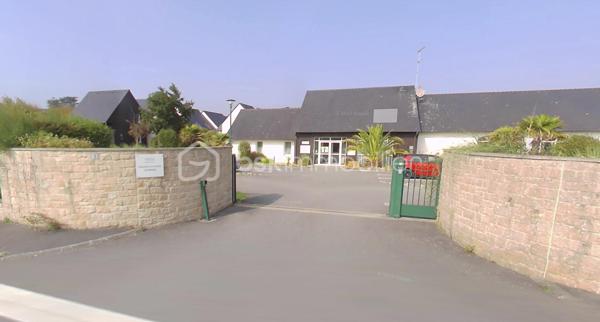 Dans une résidence de tourisme de 2008, située à SAINT POL DE LEON à proximité de la plage de Sainte Anne, du port et de la vieille ville, investissez dans ce T2 d'environ 32m2 avec terrasse, en RDC. Ce bien meublé est sous contrat de bail commercial avec la société NEMEA, garantissant ainsi à son propriétaire le versement d'un loyer de 3.622€ HT par an, peu importe que le bien soit libre ou occupé et peu importe que le locataire paye ou non son loyer, soit une rentabilité brute de près de 8,05%. A ce loyer fixe s'ajoute également une part de loyer variable ainsi qu'une semaine d'occupation. Que vous souhaitiez vous constituer un patrimoine sécurisé et/ou un complément de revenu retraite, ce bien est fait pour vous. Statut LMNP avec amortissement possible. Photos d'un bien type. A SAISIR !!!