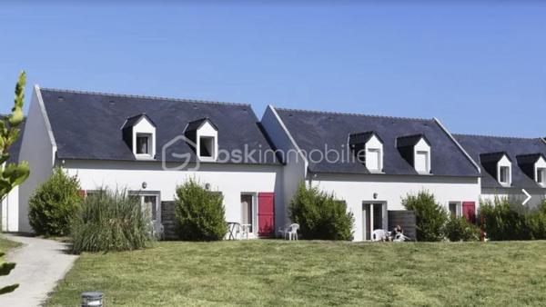 Dans une résidence de tourisme de 2008, située à SAINT POL DE LEON à proximité de la plage de Sainte Anne, du port et de la vieille ville, investissez dans ce T2 d'environ 32m2 avec terrasse, en RDC. Ce bien meublé est sous contrat de bail commercial avec la société NEMEA, garantissant ainsi à son propriétaire le versement d'un loyer de 3.622€ HT par an, peu importe que le bien soit libre ou occupé et peu importe que le locataire paye ou non son loyer, soit une rentabilité brute de près de 8,05%. A ce loyer fixe s'ajoute également une part de loyer variable ainsi qu'une semaine d'occupation. Que vous souhaitiez vous constituer un patrimoine sécurisé et/ou un complément de revenu retraite, ce bien est fait pour vous. Statut LMNP avec amortissement possible. Photos d'un bien type. A SAISIR !!!