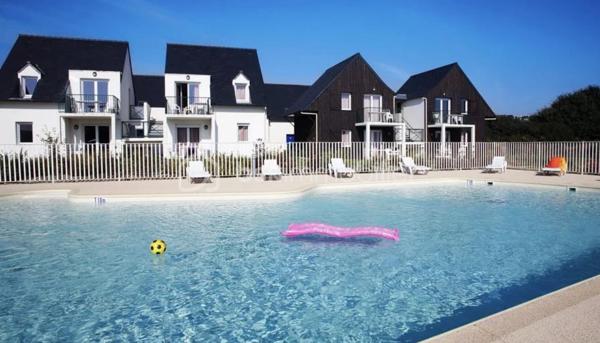 Dans une résidence de tourisme de 2008, située à SAINT POL DE LEON à proximité de la plage de Sainte Anne, du port et de la vieille ville, investissez dans ce T2 d'environ 32m2 avec terrasse, en RDC. Ce bien meublé est sous contrat de bail commercial avec la société NEMEA, garantissant ainsi à son propriétaire le versement d'un loyer de 3.622€ HT par an, peu importe que le bien soit libre ou occupé et peu importe que le locataire paye ou non son loyer, soit une rentabilité brute de près de 8,05%. A ce loyer fixe s'ajoute également une part de loyer variable ainsi qu'une semaine d'occupation. Que vous souhaitiez vous constituer un patrimoine sécurisé et/ou un complément de revenu retraite, ce bien est fait pour vous. Statut LMNP avec amortissement possible. Photos d'un bien type. A SAISIR !!!
