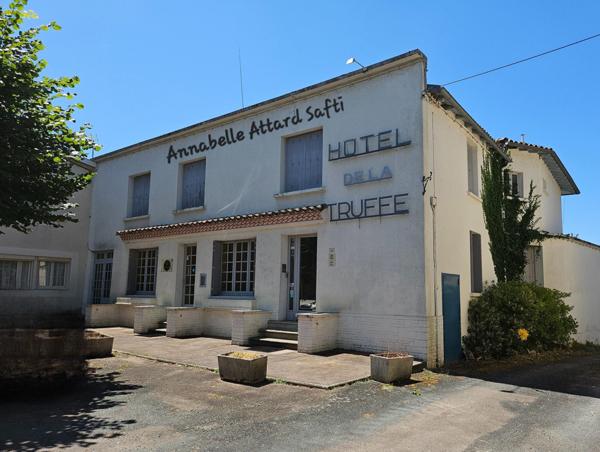 Ancien hôtel de 369 m² avec 7 chambres et salle de réception