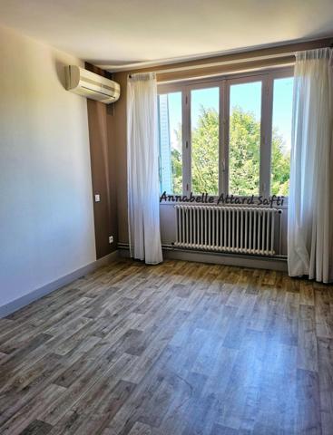 Ancien hôtel de 369 m² avec 7 chambres et salle de réception