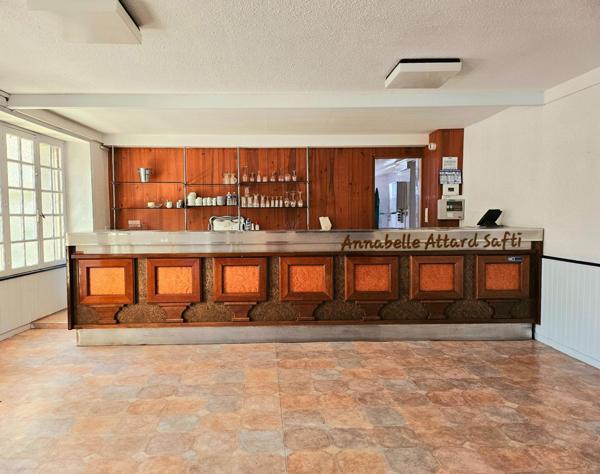 Ancien hôtel de 369 m² avec 7 chambres et salle de réception