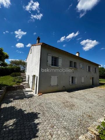 Découvrez cette agréable maison traditionnelle de 140 m² habitables, idéalement située à proximité immédiate de la Nationale 10 (axe Poitiers–Angoulême), offrant de beaux volumes et un fort potentiel d’aménagement.

Caractéristiques principales :
4 chambres
6 pièces
140 m² habitables
Terrain clos et arboré de 8 172 m²
Sous-sol complet de même superficie

Intérieur :
La maison se compose d’une entrée desservant un vaste séjour lumineux de 37 m² avec espace salon avec son insert, ainsi qu’une cuisine aménagée de 17 m² accompagnée de son cellier attenant.

L’espace nuit propose quatre chambres d’environ 13 m² chacune ainsi qu’un WC indépendant, idéal pour accueillir une famille dans un cadre confortable et fonctionnel. Une belle salle de bain avec douche, baignoire et double vasque. 

Sous-sol et dépendances :
Le sous-sol complet comprend :

un garage,
une cave,
un WC,
ainsi que de grands espaces pouvant être aménagés selon vos besoins : chambres supplémentaires, bureau, salle de jeux ou activité professionnelle.
À l’extérieur, vous profiterez d’un terrain entièrement clos et arboré avec arbres fruitiers, d’un puits ainsi que d’une dépendance de 36 m². 
Deux parcelles restent constructibles, offrant encore davantage de possibilités.

Confort :
Double vitrage
Fibre optique
Insert à granulés
Radiateurs électriques
Raccordement au tout-à-l’égout

Un bien rare offrant espace, confort et potentiel d’évolution dans un environnement agréable dans une charmante commune avec les commodités du quotidien et cursus scolaire à pieds.