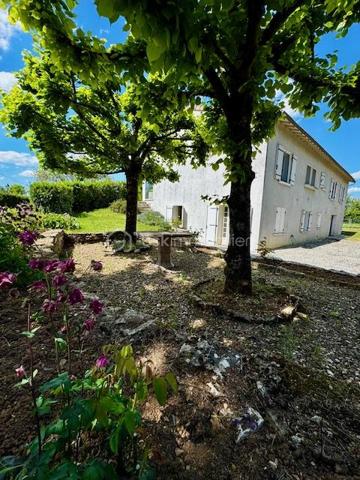 Découvrez cette agréable maison traditionnelle de 140 m² habitables, idéalement située à proximité immédiate de la Nationale 10 (axe Poitiers–Angoulême), offrant de beaux volumes et un fort potentiel d’aménagement.

Caractéristiques principales :
4 chambres
6 pièces
140 m² habitables
Terrain clos et arboré de 8 172 m²
Sous-sol complet de même superficie

Intérieur :
La maison se compose d’une entrée desservant un vaste séjour lumineux de 37 m² avec espace salon avec son insert, ainsi qu’une cuisine aménagée de 17 m² accompagnée de son cellier attenant.

L’espace nuit propose quatre chambres d’environ 13 m² chacune ainsi qu’un WC indépendant, idéal pour accueillir une famille dans un cadre confortable et fonctionnel. Une belle salle de bain avec douche, baignoire et double vasque. 

Sous-sol et dépendances :
Le sous-sol complet comprend :

un garage,
une cave,
un WC,
ainsi que de grands espaces pouvant être aménagés selon vos besoins : chambres supplémentaires, bureau, salle de jeux ou activité professionnelle.
À l’extérieur, vous profiterez d’un terrain entièrement clos et arboré avec arbres fruitiers, d’un puits ainsi que d’une dépendance de 36 m². 
Deux parcelles restent constructibles, offrant encore davantage de possibilités.

Confort :
Double vitrage
Fibre optique
Insert à granulés
Radiateurs électriques
Raccordement au tout-à-l’égout

Un bien rare offrant espace, confort et potentiel d’évolution dans un environnement agréable dans une charmante commune avec les commodités du quotidien et cursus scolaire à pieds.