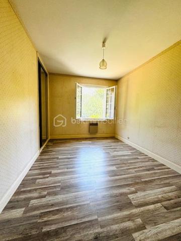 Découvrez cette agréable maison traditionnelle de 140 m² habitables, idéalement située à proximité immédiate de la Nationale 10 (axe Poitiers–Angoulême), offrant de beaux volumes et un fort potentiel d’aménagement.

Caractéristiques principales :
4 chambres
6 pièces
140 m² habitables
Terrain clos et arboré de 8 172 m²
Sous-sol complet de même superficie

Intérieur :
La maison se compose d’une entrée desservant un vaste séjour lumineux de 37 m² avec espace salon avec son insert, ainsi qu’une cuisine aménagée de 17 m² accompagnée de son cellier attenant.

L’espace nuit propose quatre chambres d’environ 13 m² chacune ainsi qu’un WC indépendant, idéal pour accueillir une famille dans un cadre confortable et fonctionnel. Une belle salle de bain avec douche, baignoire et double vasque. 

Sous-sol et dépendances :
Le sous-sol complet comprend :

un garage,
une cave,
un WC,
ainsi que de grands espaces pouvant être aménagés selon vos besoins : chambres supplémentaires, bureau, salle de jeux ou activité professionnelle.
À l’extérieur, vous profiterez d’un terrain entièrement clos et arboré avec arbres fruitiers, d’un puits ainsi que d’une dépendance de 36 m². 
Deux parcelles restent constructibles, offrant encore davantage de possibilités.

Confort :
Double vitrage
Fibre optique
Insert à granulés
Radiateurs électriques
Raccordement au tout-à-l’égout

Un bien rare offrant espace, confort et potentiel d’évolution dans un environnement agréable dans une charmante commune avec les commodités du quotidien et cursus scolaire à pieds.