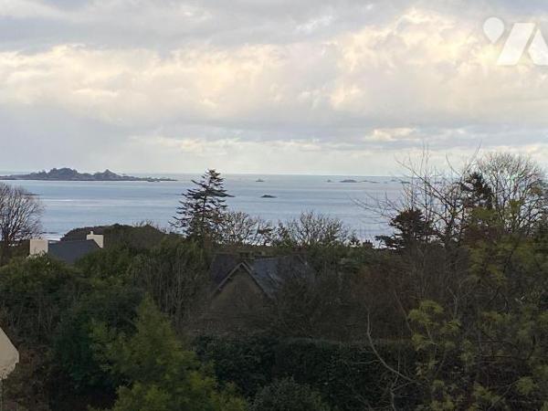 À l'abri des regards, dans quartier tranquille de Paimpol avec une vue imprenable sur la baie d...
