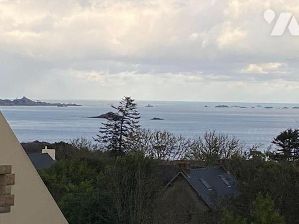 À l'abri des regards, dans quartier tranquille de Paimpol avec une vue imprenable sur la baie d...