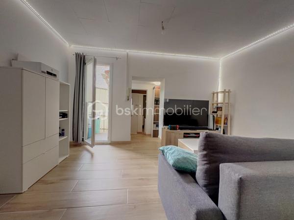 Au cœur d’Apt, à proximité immédiate des commerces, services et du centre historique, découvrez cet appartement T1 d’environ 30 m², situé au 1er étage d’un immeuble ancien avec ascenseur.
Entièrement rénové, l’appartement propose une distribution particulièrement intéressante pour un studio : la cuisine équipée est indépendante de la pièce principale, complétée par un cellier, une salle d’eau avec WC et un petit balcon donnant sur la cour intérieure.
La pièce principale offre un espace permettant d’organiser facilement un coin séjour et un espace nuit. Le balcon côté cour, sans vue particulière, présente surtout l’avantage d’être à l’écart de l’animation de la rue.
Le logement bénéficie de fenêtres en double vitrage, d’une ventilation dans la salle d’eau et d’un chauffage électrique individuel à inertie sèche.
Un ascenseur dessert le premier étage, avec toutefois quelques marches à franchir pour y accéder : le logement n’est donc pas adapté aux personnes à mobilité réduite.
Deux parkings publics gratuits situés à proximité facilitent le stationnement.
Avec son prix contenu et sa situation centrale, ce T1 constitue une proposition intéressante pour un premier achat, un pied-à-terre dans le Luberon ou un investissement locatif.
