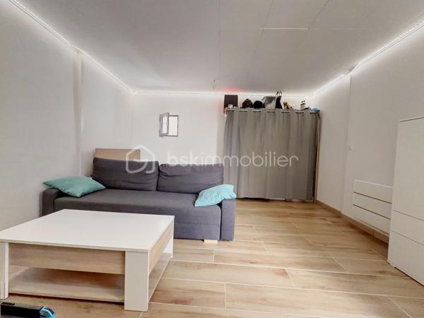 Au cœur d’Apt, à proximité immédiate des commerces, services et du centre historique, découvrez cet appartement T1 d’environ 30 m², situé au 1er étage d’un immeuble ancien avec ascenseur.
Entièrement rénové, l’appartement propose une distribution particulièrement intéressante pour un studio : la cuisine équipée est indépendante de la pièce principale, complétée par un cellier, une salle d’eau avec WC et un petit balcon donnant sur la cour intérieure.
La pièce principale offre un espace permettant d’organiser facilement un coin séjour et un espace nuit. Le balcon côté cour, sans vue particulière, présente surtout l’avantage d’être à l’écart de l’animation de la rue.
Le logement bénéficie de fenêtres en double vitrage, d’une ventilation dans la salle d’eau et d’un chauffage électrique individuel à inertie sèche.
Un ascenseur dessert le premier étage, avec toutefois quelques marches à franchir pour y accéder : le logement n’est donc pas adapté aux personnes à mobilité réduite.
Deux parkings publics gratuits situés à proximité facilitent le stationnement.
Avec son prix contenu et sa situation centrale, ce T1 constitue une proposition intéressante pour un premier achat, un pied-à-terre dans le Luberon ou un investissement locatif.