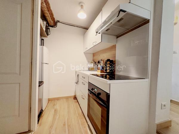 Au cœur d’Apt, à proximité immédiate des commerces, services et du centre historique, découvrez cet appartement T1 d’environ 30 m², situé au 1er étage d’un immeuble ancien avec ascenseur.
Entièrement rénové, l’appartement propose une distribution particulièrement intéressante pour un studio : la cuisine équipée est indépendante de la pièce principale, complétée par un cellier, une salle d’eau avec WC et un petit balcon donnant sur la cour intérieure.
La pièce principale offre un espace permettant d’organiser facilement un coin séjour et un espace nuit. Le balcon côté cour, sans vue particulière, présente surtout l’avantage d’être à l’écart de l’animation de la rue.
Le logement bénéficie de fenêtres en double vitrage, d’une ventilation dans la salle d’eau et d’un chauffage électrique individuel à inertie sèche.
Un ascenseur dessert le premier étage, avec toutefois quelques marches à franchir pour y accéder : le logement n’est donc pas adapté aux personnes à mobilité réduite.
Deux parkings publics gratuits situés à proximité facilitent le stationnement.
Avec son prix contenu et sa situation centrale, ce T1 constitue une proposition intéressante pour un premier achat, un pied-à-terre dans le Luberon ou un investissement locatif.