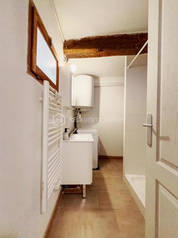 Au cœur d’Apt, à proximité immédiate des commerces, services et du centre historique, découvrez cet appartement T1 d’environ 30 m², situé au 1er étage d’un immeuble ancien avec ascenseur.
Entièrement rénové, l’appartement propose une distribution particulièrement intéressante pour un studio : la cuisine équipée est indépendante de la pièce principale, complétée par un cellier, une salle d’eau avec WC et un petit balcon donnant sur la cour intérieure.
La pièce principale offre un espace permettant d’organiser facilement un coin séjour et un espace nuit. Le balcon côté cour, sans vue particulière, présente surtout l’avantage d’être à l’écart de l’animation de la rue.
Le logement bénéficie de fenêtres en double vitrage, d’une ventilation dans la salle d’eau et d’un chauffage électrique individuel à inertie sèche.
Un ascenseur dessert le premier étage, avec toutefois quelques marches à franchir pour y accéder : le logement n’est donc pas adapté aux personnes à mobilité réduite.
Deux parkings publics gratuits situés à proximité facilitent le stationnement.
Avec son prix contenu et sa situation centrale, ce T1 constitue une proposition intéressante pour un premier achat, un pied-à-terre dans le Luberon ou un investissement locatif.