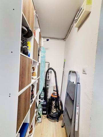 Au cœur d’Apt, à proximité immédiate des commerces, services et du centre historique, découvrez cet appartement T1 d’environ 30 m², situé au 1er étage d’un immeuble ancien avec ascenseur.
Entièrement rénové, l’appartement propose une distribution particulièrement intéressante pour un studio : la cuisine équipée est indépendante de la pièce principale, complétée par un cellier, une salle d’eau avec WC et un petit balcon donnant sur la cour intérieure.
La pièce principale offre un espace permettant d’organiser facilement un coin séjour et un espace nuit. Le balcon côté cour, sans vue particulière, présente surtout l’avantage d’être à l’écart de l’animation de la rue.
Le logement bénéficie de fenêtres en double vitrage, d’une ventilation dans la salle d’eau et d’un chauffage électrique individuel à inertie sèche.
Un ascenseur dessert le premier étage, avec toutefois quelques marches à franchir pour y accéder : le logement n’est donc pas adapté aux personnes à mobilité réduite.
Deux parkings publics gratuits situés à proximité facilitent le stationnement.
Avec son prix contenu et sa situation centrale, ce T1 constitue une proposition intéressante pour un premier achat, un pied-à-terre dans le Luberon ou un investissement locatif.