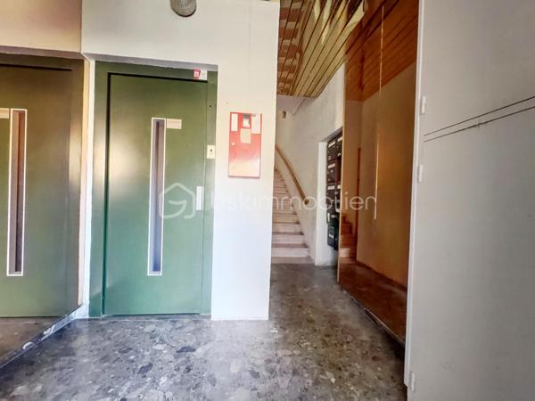 Au cœur d’Apt, à proximité immédiate des commerces, services et du centre historique, découvrez cet appartement T1 d’environ 30 m², situé au 1er étage d’un immeuble ancien avec ascenseur.
Entièrement rénové, l’appartement propose une distribution particulièrement intéressante pour un studio : la cuisine équipée est indépendante de la pièce principale, complétée par un cellier, une salle d’eau avec WC et un petit balcon donnant sur la cour intérieure.
La pièce principale offre un espace permettant d’organiser facilement un coin séjour et un espace nuit. Le balcon côté cour, sans vue particulière, présente surtout l’avantage d’être à l’écart de l’animation de la rue.
Le logement bénéficie de fenêtres en double vitrage, d’une ventilation dans la salle d’eau et d’un chauffage électrique individuel à inertie sèche.
Un ascenseur dessert le premier étage, avec toutefois quelques marches à franchir pour y accéder : le logement n’est donc pas adapté aux personnes à mobilité réduite.
Deux parkings publics gratuits situés à proximité facilitent le stationnement.
Avec son prix contenu et sa situation centrale, ce T1 constitue une proposition intéressante pour un premier achat, un pied-à-terre dans le Luberon ou un investissement locatif.