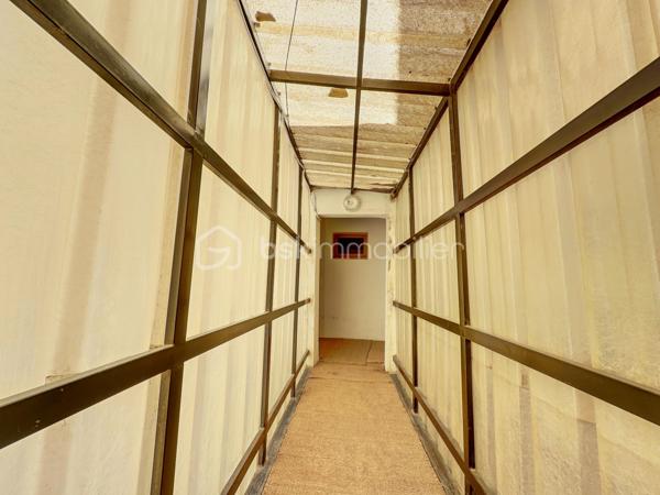 Au cœur d’Apt, à proximité immédiate des commerces, services et du centre historique, découvrez cet appartement T1 d’environ 30 m², situé au 1er étage d’un immeuble ancien avec ascenseur.
Entièrement rénové, l’appartement propose une distribution particulièrement intéressante pour un studio : la cuisine équipée est indépendante de la pièce principale, complétée par un cellier, une salle d’eau avec WC et un petit balcon donnant sur la cour intérieure.
La pièce principale offre un espace permettant d’organiser facilement un coin séjour et un espace nuit. Le balcon côté cour, sans vue particulière, présente surtout l’avantage d’être à l’écart de l’animation de la rue.
Le logement bénéficie de fenêtres en double vitrage, d’une ventilation dans la salle d’eau et d’un chauffage électrique individuel à inertie sèche.
Un ascenseur dessert le premier étage, avec toutefois quelques marches à franchir pour y accéder : le logement n’est donc pas adapté aux personnes à mobilité réduite.
Deux parkings publics gratuits situés à proximité facilitent le stationnement.
Avec son prix contenu et sa situation centrale, ce T1 constitue une proposition intéressante pour un premier achat, un pied-à-terre dans le Luberon ou un investissement locatif.