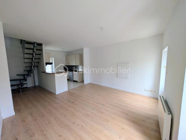 Coup de cœur assuré !!! Un appartement en duplex de type F3 au premier et dernier étage. Situé dans le vieux Torcy en plein centre ville au calme et proche de toutes les commodités. Il comprend au rez-de-chaussée : une entrée, un séjour lumineux exposé sud avec cuisine ouverte et équipée, une salle d'eau avec wc. À l'étage 2 chambres dont une avec mezzanine.
Cet appartement dispose également d'une cave.
+++ Séjour exposé sud+++ DERNIER ÉTAGE +++ faibles charges de copropriété, environ 400€/an +++ VOLETS ÉLECTRIQUES +++ plein centre ville +++ ballon d'eau chaude neuf....
Ne manquez pas cette opportunité d'acquérir un appartement de qualité !
Contactez moi pour en savoir plus et convenir d'une visite.