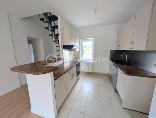 Coup de cœur assuré !!! Un appartement en duplex de type F3 au premier et dernier étage. Situé dans le vieux Torcy en plein centre ville au calme et proche de toutes les commodités. Il comprend au rez-de-chaussée : une entrée, un séjour lumineux exposé sud avec cuisine ouverte et équipée, une salle d'eau avec wc. À l'étage 2 chambres dont une avec mezzanine.
Cet appartement dispose également d'une cave.
+++ Séjour exposé sud+++ DERNIER ÉTAGE +++ faibles charges de copropriété, environ 400€/an +++ VOLETS ÉLECTRIQUES +++ plein centre ville +++ ballon d'eau chaude neuf....
Ne manquez pas cette opportunité d'acquérir un appartement de qualité !
Contactez moi pour en savoir plus et convenir d'une visite.