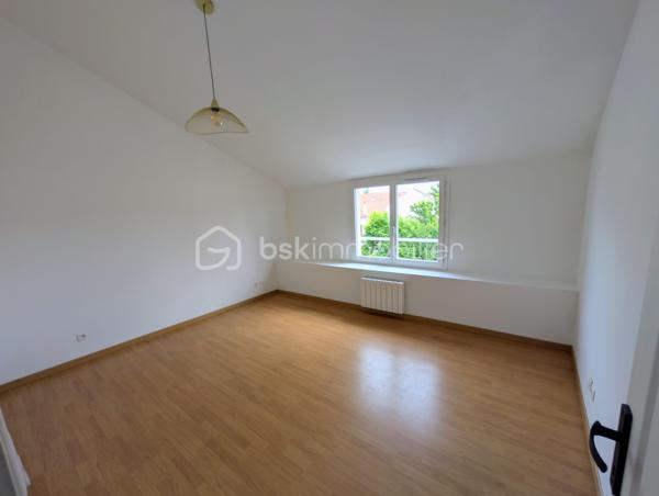 Coup de cœur assuré !!! Un appartement en duplex de type F3 au premier et dernier étage. Situé dans le vieux Torcy en plein centre ville au calme et proche de toutes les commodités. Il comprend au rez-de-chaussée : une entrée, un séjour lumineux exposé sud avec cuisine ouverte et équipée, une salle d'eau avec wc. À l'étage 2 chambres dont une avec mezzanine.
Cet appartement dispose également d'une cave.
+++ Séjour exposé sud+++ DERNIER ÉTAGE +++ faibles charges de copropriété, environ 400€/an +++ VOLETS ÉLECTRIQUES +++ plein centre ville +++ ballon d'eau chaude neuf....
Ne manquez pas cette opportunité d'acquérir un appartement de qualité !
Contactez moi pour en savoir plus et convenir d'une visite.