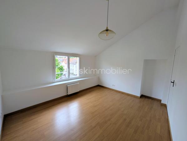 Coup de cœur assuré !!! Un appartement en duplex de type F3 au premier et dernier étage. Situé dans le vieux Torcy en plein centre ville au calme et proche de toutes les commodités. Il comprend au rez-de-chaussée : une entrée, un séjour lumineux exposé sud avec cuisine ouverte et équipée, une salle d'eau avec wc. À l'étage 2 chambres dont une avec mezzanine.
Cet appartement dispose également d'une cave.
+++ Séjour exposé sud+++ DERNIER ÉTAGE +++ faibles charges de copropriété, environ 400€/an +++ VOLETS ÉLECTRIQUES +++ plein centre ville +++ ballon d'eau chaude neuf....
Ne manquez pas cette opportunité d'acquérir un appartement de qualité !
Contactez moi pour en savoir plus et convenir d'une visite.