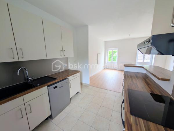 Coup de cœur assuré !!! Un appartement en duplex de type F3 au premier et dernier étage. Situé dans le vieux Torcy en plein centre ville au calme et proche de toutes les commodités. Il comprend au rez-de-chaussée : une entrée, un séjour lumineux exposé sud avec cuisine ouverte et équipée, une salle d'eau avec wc. À l'étage 2 chambres dont une avec mezzanine.
Cet appartement dispose également d'une cave.
+++ Séjour exposé sud+++ DERNIER ÉTAGE +++ faibles charges de copropriété, environ 400€/an +++ VOLETS ÉLECTRIQUES +++ plein centre ville +++ ballon d'eau chaude neuf....
Ne manquez pas cette opportunité d'acquérir un appartement de qualité !
Contactez moi pour en savoir plus et convenir d'une visite.