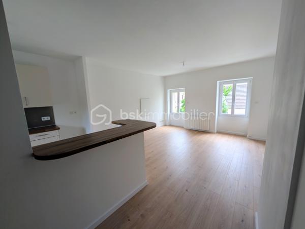 Coup de cœur assuré !!! Un appartement en duplex de type F3 au premier et dernier étage. Situé dans le vieux Torcy en plein centre ville au calme et proche de toutes les commodités. Il comprend au rez-de-chaussée : une entrée, un séjour lumineux exposé sud avec cuisine ouverte et équipée, une salle d'eau avec wc. À l'étage 2 chambres dont une avec mezzanine.
Cet appartement dispose également d'une cave.
+++ Séjour exposé sud+++ DERNIER ÉTAGE +++ faibles charges de copropriété, environ 400€/an +++ VOLETS ÉLECTRIQUES +++ plein centre ville +++ ballon d'eau chaude neuf....
Ne manquez pas cette opportunité d'acquérir un appartement de qualité !
Contactez moi pour en savoir plus et convenir d'une visite.