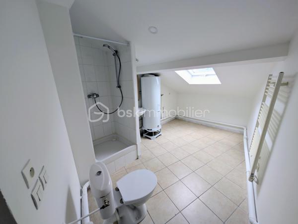 Coup de cœur assuré !!! Un appartement en duplex de type F3 au premier et dernier étage. Situé dans le vieux Torcy en plein centre ville au calme et proche de toutes les commodités. Il comprend au rez-de-chaussée : une entrée, un séjour lumineux exposé sud avec cuisine ouverte et équipée, une salle d'eau avec wc. À l'étage 2 chambres dont une avec mezzanine.
Cet appartement dispose également d'une cave.
+++ Séjour exposé sud+++ DERNIER ÉTAGE +++ faibles charges de copropriété, environ 400€/an +++ VOLETS ÉLECTRIQUES +++ plein centre ville +++ ballon d'eau chaude neuf....
Ne manquez pas cette opportunité d'acquérir un appartement de qualité !
Contactez moi pour en savoir plus et convenir d'une visite.