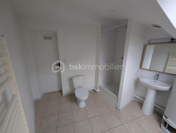 Coup de cœur assuré !!! Un appartement en duplex de type F3 au premier et dernier étage. Situé dans le vieux Torcy en plein centre ville au calme et proche de toutes les commodités. Il comprend au rez-de-chaussée : une entrée, un séjour lumineux exposé sud avec cuisine ouverte et équipée, une salle d'eau avec wc. À l'étage 2 chambres dont une avec mezzanine.
Cet appartement dispose également d'une cave.
+++ Séjour exposé sud+++ DERNIER ÉTAGE +++ faibles charges de copropriété, environ 400€/an +++ VOLETS ÉLECTRIQUES +++ plein centre ville +++ ballon d'eau chaude neuf....
Ne manquez pas cette opportunité d'acquérir un appartement de qualité !
Contactez moi pour en savoir plus et convenir d'une visite.