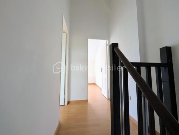 Coup de cœur assuré !!! Un appartement en duplex de type F3 au premier et dernier étage. Situé dans le vieux Torcy en plein centre ville au calme et proche de toutes les commodités. Il comprend au rez-de-chaussée : une entrée, un séjour lumineux exposé sud avec cuisine ouverte et équipée, une salle d'eau avec wc. À l'étage 2 chambres dont une avec mezzanine.
Cet appartement dispose également d'une cave.
+++ Séjour exposé sud+++ DERNIER ÉTAGE +++ faibles charges de copropriété, environ 400€/an +++ VOLETS ÉLECTRIQUES +++ plein centre ville +++ ballon d'eau chaude neuf....
Ne manquez pas cette opportunité d'acquérir un appartement de qualité !
Contactez moi pour en savoir plus et convenir d'une visite.