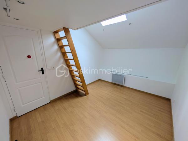 Coup de cœur assuré !!! Un appartement en duplex de type F3 au premier et dernier étage. Situé dans le vieux Torcy en plein centre ville au calme et proche de toutes les commodités. Il comprend au rez-de-chaussée : une entrée, un séjour lumineux exposé sud avec cuisine ouverte et équipée, une salle d'eau avec wc. À l'étage 2 chambres dont une avec mezzanine.
Cet appartement dispose également d'une cave.
+++ Séjour exposé sud+++ DERNIER ÉTAGE +++ faibles charges de copropriété, environ 400€/an +++ VOLETS ÉLECTRIQUES +++ plein centre ville +++ ballon d'eau chaude neuf....
Ne manquez pas cette opportunité d'acquérir un appartement de qualité !
Contactez moi pour en savoir plus et convenir d'une visite.