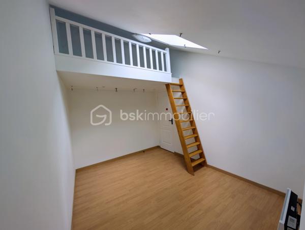 Coup de cœur assuré !!! Un appartement en duplex de type F3 au premier et dernier étage. Situé dans le vieux Torcy en plein centre ville au calme et proche de toutes les commodités. Il comprend au rez-de-chaussée : une entrée, un séjour lumineux exposé sud avec cuisine ouverte et équipée, une salle d'eau avec wc. À l'étage 2 chambres dont une avec mezzanine.
Cet appartement dispose également d'une cave.
+++ Séjour exposé sud+++ DERNIER ÉTAGE +++ faibles charges de copropriété, environ 400€/an +++ VOLETS ÉLECTRIQUES +++ plein centre ville +++ ballon d'eau chaude neuf....
Ne manquez pas cette opportunité d'acquérir un appartement de qualité !
Contactez moi pour en savoir plus et convenir d'une visite.