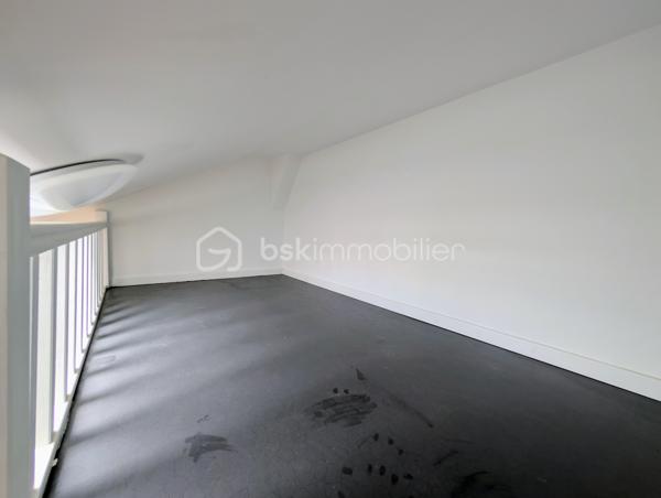Coup de cœur assuré !!! Un appartement en duplex de type F3 au premier et dernier étage. Situé dans le vieux Torcy en plein centre ville au calme et proche de toutes les commodités. Il comprend au rez-de-chaussée : une entrée, un séjour lumineux exposé sud avec cuisine ouverte et équipée, une salle d'eau avec wc. À l'étage 2 chambres dont une avec mezzanine.
Cet appartement dispose également d'une cave.
+++ Séjour exposé sud+++ DERNIER ÉTAGE +++ faibles charges de copropriété, environ 400€/an +++ VOLETS ÉLECTRIQUES +++ plein centre ville +++ ballon d'eau chaude neuf....
Ne manquez pas cette opportunité d'acquérir un appartement de qualité !
Contactez moi pour en savoir plus et convenir d'une visite.