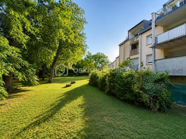Découvrez ce bel appartement de 71 m², situé au sein d'une résidence récente de 2015, nichée dans un environnement privilégié à Issenheim, où calme, nature et qualité de vie sont au rendez-vous.

Dès l'entrée, vous serez séduit par sa lumineuse pièce de vie avec cuisine ouverte, offrant un espace convivial et fonctionnel. Le séjour s'ouvre sur un agréable balcon-terrasse, idéal pour profiter des beaux jours, avec une vue dégagée sur la nature.

L'appartement se compose également de :
Deux chambres,
Une salle de bains,
Un espace buanderie indépendant avec emplacement pour la machine à laver,
Côté stationnement, vous bénéficierez d'une place de parking privative en garage souterrain, ainsi que de nombreuses places de stationnement réservées à la résidence juste devant l'immeuble.
La résidence est parfaitement entretenue et bénéficie d'un environnement verdoyant et particulièrement paisible, tout en restant proche des commodités, des transports et des principaux axes.

Les atouts :
Résidence de 2000
71 m² habitables
Balcon-terrasse
Vue sur la nature
Deux chambres
Cave
DPE C
Parking souterrain privatif
Nombreuses places de stationnement dans la résidence
Appartement vendu libre de toute occupation
Un bien idéal pour un couple, une petite famille ou un investisseur à la recherche d'un appartement alliant confort et cadre de vie exceptionnel.

À découvrir sans tarder !