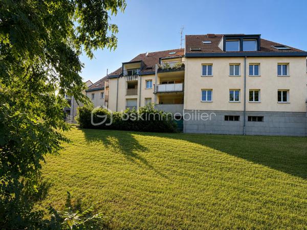 Découvrez ce bel appartement de 71 m², situé au sein d'une résidence récente de 2015, nichée dans un environnement privilégié à Issenheim, où calme, nature et qualité de vie sont au rendez-vous.

Dès l'entrée, vous serez séduit par sa lumineuse pièce de vie avec cuisine ouverte, offrant un espace convivial et fonctionnel. Le séjour s'ouvre sur un agréable balcon-terrasse, idéal pour profiter des beaux jours, avec une vue dégagée sur la nature.

L'appartement se compose également de :
Deux chambres,
Une salle de bains,
Un espace buanderie indépendant avec emplacement pour la machine à laver,
Côté stationnement, vous bénéficierez d'une place de parking privative en garage souterrain, ainsi que de nombreuses places de stationnement réservées à la résidence juste devant l'immeuble.
La résidence est parfaitement entretenue et bénéficie d'un environnement verdoyant et particulièrement paisible, tout en restant proche des commodités, des transports et des principaux axes.

Les atouts :
Résidence de 2000
71 m² habitables
Balcon-terrasse
Vue sur la nature
Deux chambres
Cave
DPE C
Parking souterrain privatif
Nombreuses places de stationnement dans la résidence
Appartement vendu libre de toute occupation
Un bien idéal pour un couple, une petite famille ou un investisseur à la recherche d'un appartement alliant confort et cadre de vie exceptionnel.

À découvrir sans tarder !
