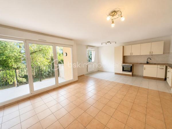 Découvrez ce bel appartement de 71 m², situé au sein d'une résidence récente de 2015, nichée dans un environnement privilégié à Issenheim, où calme, nature et qualité de vie sont au rendez-vous.

Dès l'entrée, vous serez séduit par sa lumineuse pièce de vie avec cuisine ouverte, offrant un espace convivial et fonctionnel. Le séjour s'ouvre sur un agréable balcon-terrasse, idéal pour profiter des beaux jours, avec une vue dégagée sur la nature.

L'appartement se compose également de :
Deux chambres,
Une salle de bains,
Un espace buanderie indépendant avec emplacement pour la machine à laver,
Côté stationnement, vous bénéficierez d'une place de parking privative en garage souterrain, ainsi que de nombreuses places de stationnement réservées à la résidence juste devant l'immeuble.
La résidence est parfaitement entretenue et bénéficie d'un environnement verdoyant et particulièrement paisible, tout en restant proche des commodités, des transports et des principaux axes.

Les atouts :
Résidence de 2000
71 m² habitables
Balcon-terrasse
Vue sur la nature
Deux chambres
Cave
DPE C
Parking souterrain privatif
Nombreuses places de stationnement dans la résidence
Appartement vendu libre de toute occupation
Un bien idéal pour un couple, une petite famille ou un investisseur à la recherche d'un appartement alliant confort et cadre de vie exceptionnel.

À découvrir sans tarder !