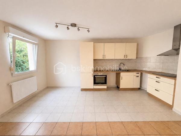 Découvrez ce bel appartement de 71 m², situé au sein d'une résidence récente de 2015, nichée dans un environnement privilégié à Issenheim, où calme, nature et qualité de vie sont au rendez-vous.

Dès l'entrée, vous serez séduit par sa lumineuse pièce de vie avec cuisine ouverte, offrant un espace convivial et fonctionnel. Le séjour s'ouvre sur un agréable balcon-terrasse, idéal pour profiter des beaux jours, avec une vue dégagée sur la nature.

L'appartement se compose également de :
Deux chambres,
Une salle de bains,
Un espace buanderie indépendant avec emplacement pour la machine à laver,
Côté stationnement, vous bénéficierez d'une place de parking privative en garage souterrain, ainsi que de nombreuses places de stationnement réservées à la résidence juste devant l'immeuble.
La résidence est parfaitement entretenue et bénéficie d'un environnement verdoyant et particulièrement paisible, tout en restant proche des commodités, des transports et des principaux axes.

Les atouts :
Résidence de 2000
71 m² habitables
Balcon-terrasse
Vue sur la nature
Deux chambres
Cave
DPE C
Parking souterrain privatif
Nombreuses places de stationnement dans la résidence
Appartement vendu libre de toute occupation
Un bien idéal pour un couple, une petite famille ou un investisseur à la recherche d'un appartement alliant confort et cadre de vie exceptionnel.

À découvrir sans tarder !