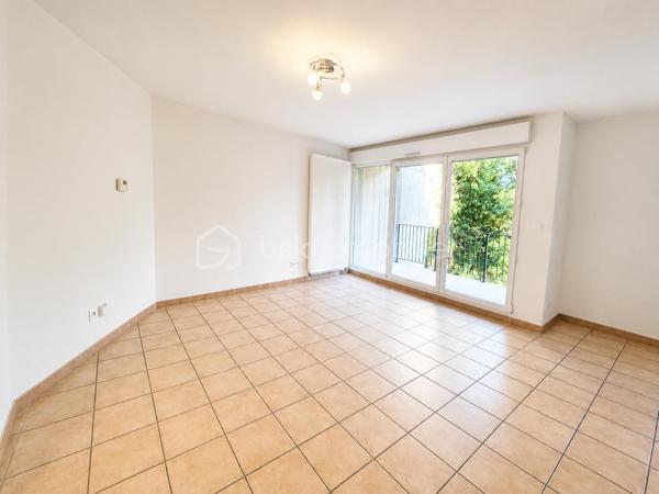 Découvrez ce bel appartement de 71 m², situé au sein d'une résidence récente de 2015, nichée dans un environnement privilégié à Issenheim, où calme, nature et qualité de vie sont au rendez-vous.

Dès l'entrée, vous serez séduit par sa lumineuse pièce de vie avec cuisine ouverte, offrant un espace convivial et fonctionnel. Le séjour s'ouvre sur un agréable balcon-terrasse, idéal pour profiter des beaux jours, avec une vue dégagée sur la nature.

L'appartement se compose également de :
Deux chambres,
Une salle de bains,
Un espace buanderie indépendant avec emplacement pour la machine à laver,
Côté stationnement, vous bénéficierez d'une place de parking privative en garage souterrain, ainsi que de nombreuses places de stationnement réservées à la résidence juste devant l'immeuble.
La résidence est parfaitement entretenue et bénéficie d'un environnement verdoyant et particulièrement paisible, tout en restant proche des commodités, des transports et des principaux axes.

Les atouts :
Résidence de 2000
71 m² habitables
Balcon-terrasse
Vue sur la nature
Deux chambres
Cave
DPE C
Parking souterrain privatif
Nombreuses places de stationnement dans la résidence
Appartement vendu libre de toute occupation
Un bien idéal pour un couple, une petite famille ou un investisseur à la recherche d'un appartement alliant confort et cadre de vie exceptionnel.

À découvrir sans tarder !