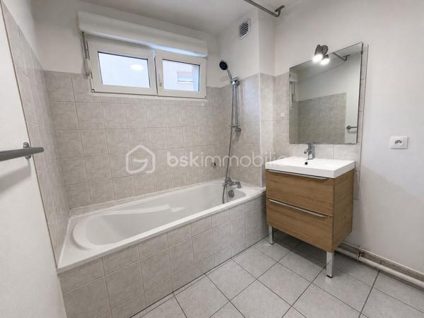 Découvrez ce bel appartement de 71 m², situé au sein d'une résidence récente de 2015, nichée dans un environnement privilégié à Issenheim, où calme, nature et qualité de vie sont au rendez-vous.

Dès l'entrée, vous serez séduit par sa lumineuse pièce de vie avec cuisine ouverte, offrant un espace convivial et fonctionnel. Le séjour s'ouvre sur un agréable balcon-terrasse, idéal pour profiter des beaux jours, avec une vue dégagée sur la nature.

L'appartement se compose également de :
Deux chambres,
Une salle de bains,
Un espace buanderie indépendant avec emplacement pour la machine à laver,
Côté stationnement, vous bénéficierez d'une place de parking privative en garage souterrain, ainsi que de nombreuses places de stationnement réservées à la résidence juste devant l'immeuble.
La résidence est parfaitement entretenue et bénéficie d'un environnement verdoyant et particulièrement paisible, tout en restant proche des commodités, des transports et des principaux axes.

Les atouts :
Résidence de 2000
71 m² habitables
Balcon-terrasse
Vue sur la nature
Deux chambres
Cave
DPE C
Parking souterrain privatif
Nombreuses places de stationnement dans la résidence
Appartement vendu libre de toute occupation
Un bien idéal pour un couple, une petite famille ou un investisseur à la recherche d'un appartement alliant confort et cadre de vie exceptionnel.

À découvrir sans tarder !