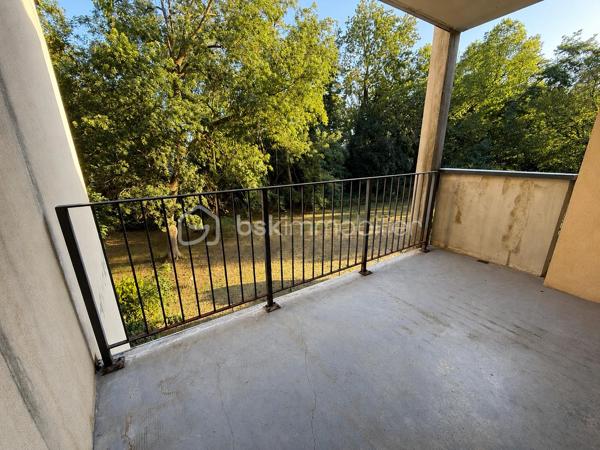 Découvrez ce bel appartement de 71 m², situé au sein d'une résidence récente de 2015, nichée dans un environnement privilégié à Issenheim, où calme, nature et qualité de vie sont au rendez-vous.

Dès l'entrée, vous serez séduit par sa lumineuse pièce de vie avec cuisine ouverte, offrant un espace convivial et fonctionnel. Le séjour s'ouvre sur un agréable balcon-terrasse, idéal pour profiter des beaux jours, avec une vue dégagée sur la nature.

L'appartement se compose également de :
Deux chambres,
Une salle de bains,
Un espace buanderie indépendant avec emplacement pour la machine à laver,
Côté stationnement, vous bénéficierez d'une place de parking privative en garage souterrain, ainsi que de nombreuses places de stationnement réservées à la résidence juste devant l'immeuble.
La résidence est parfaitement entretenue et bénéficie d'un environnement verdoyant et particulièrement paisible, tout en restant proche des commodités, des transports et des principaux axes.

Les atouts :
Résidence de 2000
71 m² habitables
Balcon-terrasse
Vue sur la nature
Deux chambres
Cave
DPE C
Parking souterrain privatif
Nombreuses places de stationnement dans la résidence
Appartement vendu libre de toute occupation
Un bien idéal pour un couple, une petite famille ou un investisseur à la recherche d'un appartement alliant confort et cadre de vie exceptionnel.

À découvrir sans tarder !
