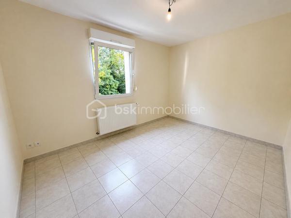 Découvrez ce bel appartement de 71 m², situé au sein d'une résidence récente de 2015, nichée dans un environnement privilégié à Issenheim, où calme, nature et qualité de vie sont au rendez-vous.

Dès l'entrée, vous serez séduit par sa lumineuse pièce de vie avec cuisine ouverte, offrant un espace convivial et fonctionnel. Le séjour s'ouvre sur un agréable balcon-terrasse, idéal pour profiter des beaux jours, avec une vue dégagée sur la nature.

L'appartement se compose également de :
Deux chambres,
Une salle de bains,
Un espace buanderie indépendant avec emplacement pour la machine à laver,
Côté stationnement, vous bénéficierez d'une place de parking privative en garage souterrain, ainsi que de nombreuses places de stationnement réservées à la résidence juste devant l'immeuble.
La résidence est parfaitement entretenue et bénéficie d'un environnement verdoyant et particulièrement paisible, tout en restant proche des commodités, des transports et des principaux axes.

Les atouts :
Résidence de 2000
71 m² habitables
Balcon-terrasse
Vue sur la nature
Deux chambres
Cave
DPE C
Parking souterrain privatif
Nombreuses places de stationnement dans la résidence
Appartement vendu libre de toute occupation
Un bien idéal pour un couple, une petite famille ou un investisseur à la recherche d'un appartement alliant confort et cadre de vie exceptionnel.

À découvrir sans tarder !