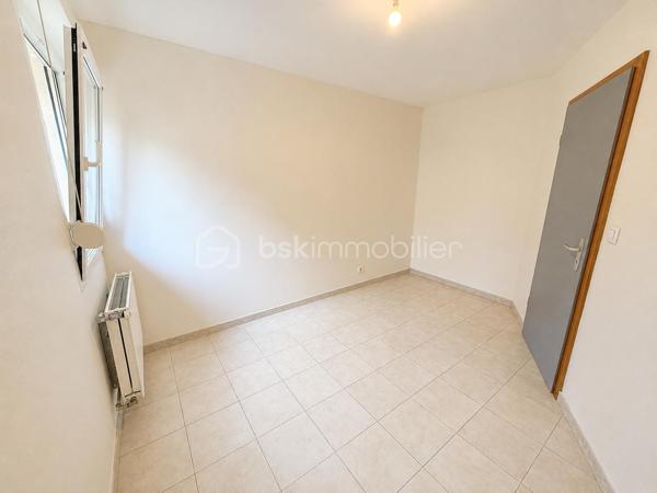 Découvrez ce bel appartement de 71 m², situé au sein d'une résidence récente de 2015, nichée dans un environnement privilégié à Issenheim, où calme, nature et qualité de vie sont au rendez-vous.

Dès l'entrée, vous serez séduit par sa lumineuse pièce de vie avec cuisine ouverte, offrant un espace convivial et fonctionnel. Le séjour s'ouvre sur un agréable balcon-terrasse, idéal pour profiter des beaux jours, avec une vue dégagée sur la nature.

L'appartement se compose également de :
Deux chambres,
Une salle de bains,
Un espace buanderie indépendant avec emplacement pour la machine à laver,
Côté stationnement, vous bénéficierez d'une place de parking privative en garage souterrain, ainsi que de nombreuses places de stationnement réservées à la résidence juste devant l'immeuble.
La résidence est parfaitement entretenue et bénéficie d'un environnement verdoyant et particulièrement paisible, tout en restant proche des commodités, des transports et des principaux axes.

Les atouts :
Résidence de 2000
71 m² habitables
Balcon-terrasse
Vue sur la nature
Deux chambres
Cave
DPE C
Parking souterrain privatif
Nombreuses places de stationnement dans la résidence
Appartement vendu libre de toute occupation
Un bien idéal pour un couple, une petite famille ou un investisseur à la recherche d'un appartement alliant confort et cadre de vie exceptionnel.

À découvrir sans tarder !
